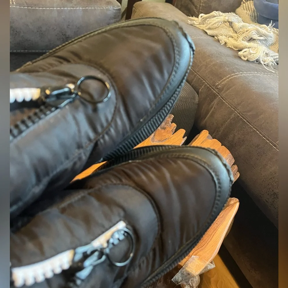 Sorel Women's Out 'N About III Puffy Zip Boot black ankle booties size 9